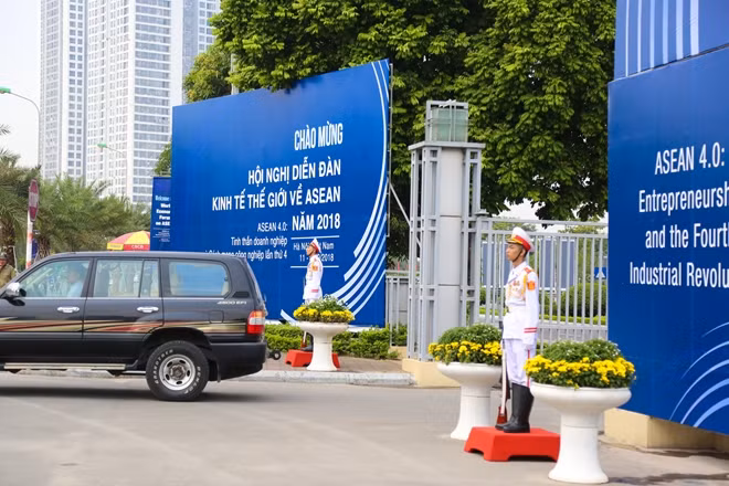Để đảm bảo an toàn, an ninh tuyệt đối cho các nguyên thủ và quan khách cũng như gìn giữ trật tự, lực lượng CAND cùng với các lực lượng liên quan đã túc trực tại các khu vực xung quanh Trung tâm Hội nghị Quốc gia, từ sáng sớm.