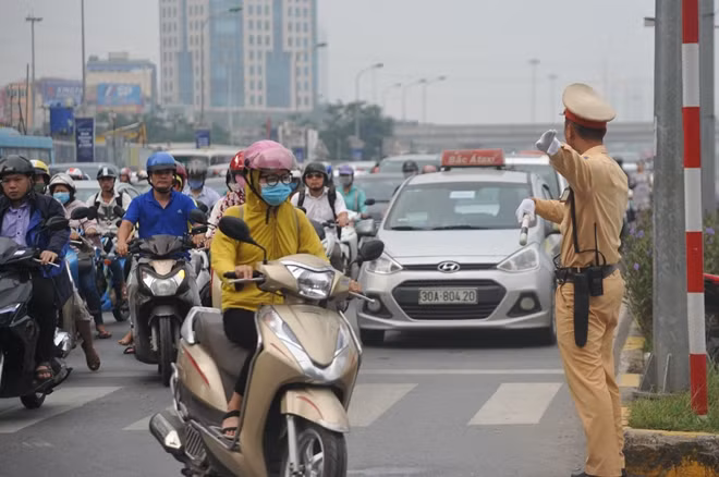 Các chiến sĩ CSGT luôn túc trực tại các "điểm nóng" về giao thông để vừa phân luồng, vừa kịp thời xử lý vi phạm.