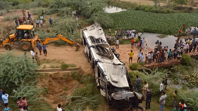 Chiếc xe được kéo ra khỏi hiện trường vụ tai nạn. Ảnh: Aljazeera