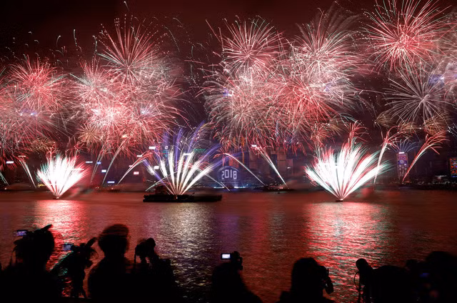 Màn pháo hoa chào năm mới 2018 ở khu vực cảng Victoria, Hong Kong, Trung Quốc. Bến cảng Victoria và khu phố đêm Lan Quế Phường là 2 trong số những địa điểm đón năm mới yêu thích của người dân và du khách đến thành phố này.
