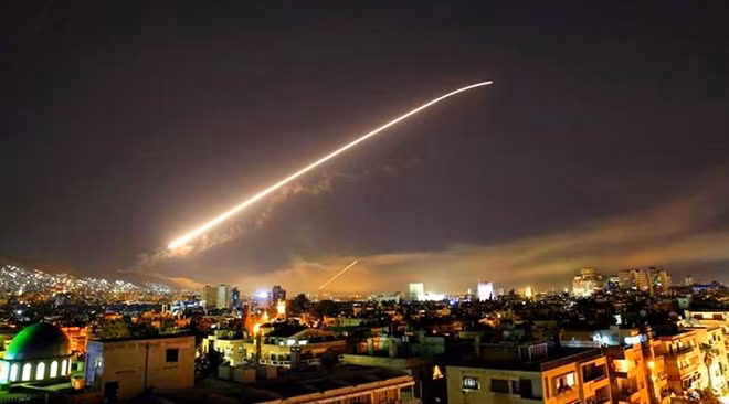 Phòng không Syria phóng tên lửa chống trả đòn không kích. Ảnh: AP