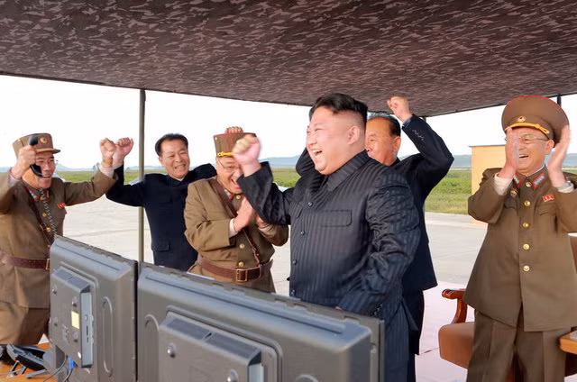 Đây là lần thứ hai Triều Tiên phóng một quả tên lửa bay qua lãnh thổ Nhật Bản. Trước đó, Triều Tiên phóng tên lửa đạn đạo tầm trung Hwasong-12 từ vùng lân cận Sunan ở Bình Nhưỡng vào khoảng 6h ngày 29-8 (giờ địa phương). Tên lửa được phóng đi từ Bình Nhưỡng đã bay xa 2.700km, bay cao 550km, trước khi rơi xuống Thái Bình Dương.