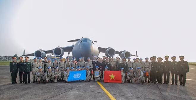 Bệnh Viện Dã Chiến Cấp 2 Số 2 chào cờ trước giờ lên đường sang Nam Sudan thực hiện nhiệm vụ Gìn Giữ Hòa Bình Liên Hợp Quốc