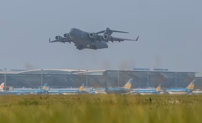 Máy bay C-17 của Không quân Hoàng gia Australia cất cánh.