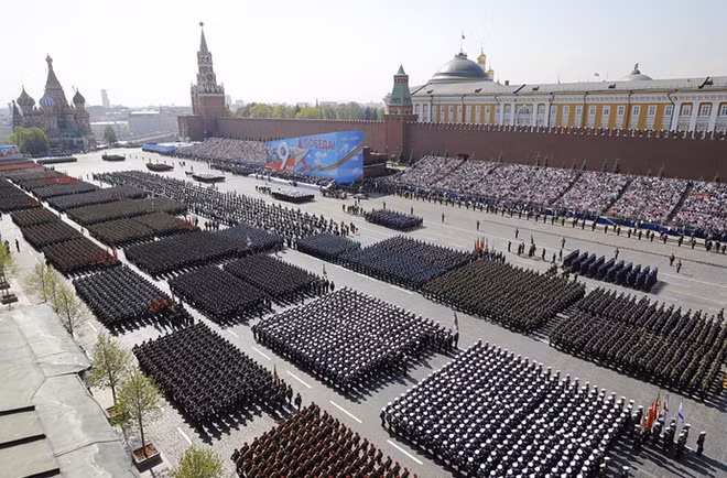 Ngày 7-5, tại Quảng trường đỏ ở thủ đô Moscow, Nga, hơn 13.000 binh sĩ cùng hàng trăm phương tiện cơ giới, máy bay chiến đấu đã tham gia buổi tổng duyệt chuẩn bị cho Lễ duyệt binh Ngày Chiến thắng 9-5.