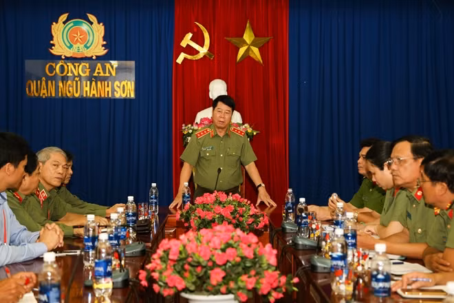 Thứ trưởng Bùi Văn Nam phát biểu chỉ đạo tại buổi làm việc.