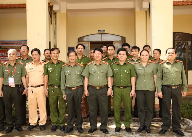 Thứ trưởng Bùi Văn Nam cùng lãnh đạo Tiểu ban An ninh, Y tế APEC 2017 và cán bộ, chiến sĩ Công an quận Ngũ Hành Sơn.