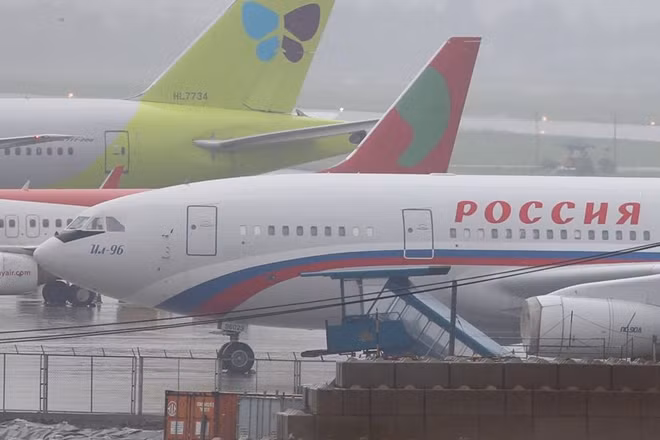 Chuyên cơ Il-96 của đoàn Nga tới Đà Nẵng trong một ngày mưa.