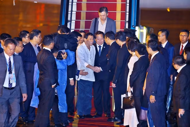 Bộ trưởng Thông tin và Truyền thông Trương Minh Tuấn đón Tổng thống Duterte.