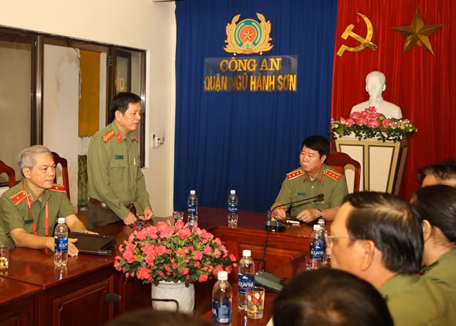 Đại diện Công an quận Ngũ Hành Sơn báo cáo tình hình với Thứ trưởng Bùi Văn Nam.