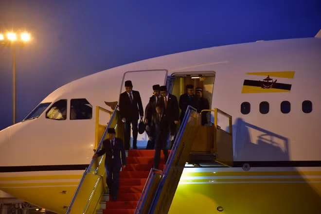 Quốc vương Brunei Hassanal Bokiah bước xuống từ chuyên cơ. Ảnh: Thân Lai