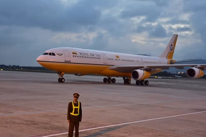 Chuyên cơ A340-212 được Quốc vương Brunei tự lái tới Đà Nẵng. Ảnh: Thân Lai