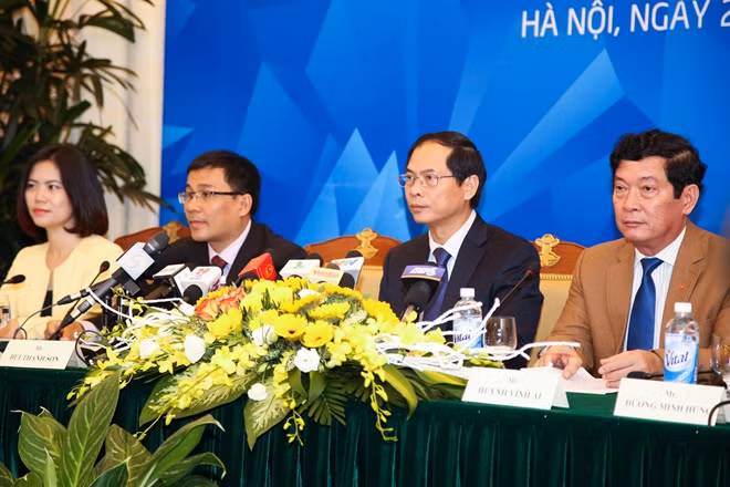Thứ trưởng Bộ Ngoại giao Bùi Thanh Sơn (thứ 2 từ phải sang) phát biểu tại họp báo.