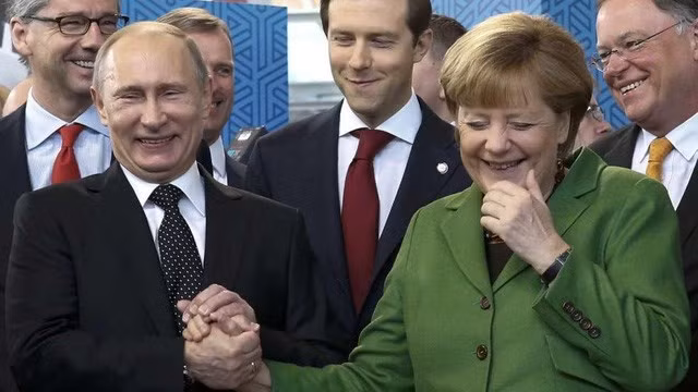 Tổng thống Nga Putin và Thủ tướng Đức Merkel trong một lần gặp mặt. Ảnh: RT