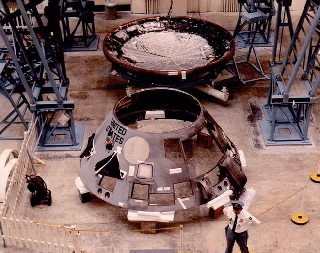 Khoang chỉ huy của tàu Apollo 1 cháy đen sau sự cố ngày 21-2-1967, khiến 3 phi hành gia thiệt mạng. Ảnh: NASA