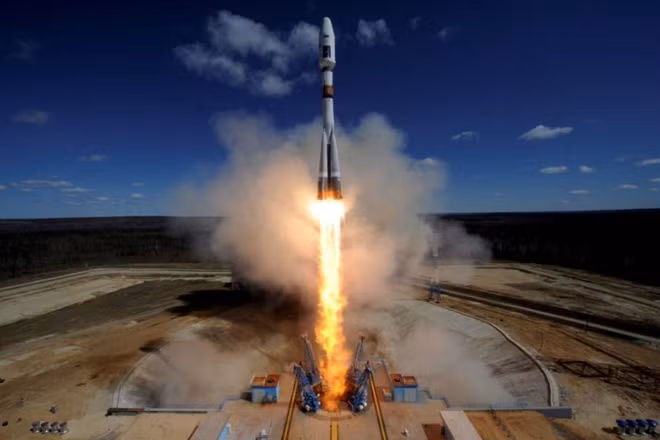 Tên lửa đẩy vũ trụ của Nga rời bệ phóng, đưa vệ tinh lên không gian. Ảnh: Roscosmos