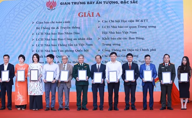 Đại diện các cơ quan báo chí nhận giải A hạng mục gian trưng bày ấn tượng, đẹp mắt.