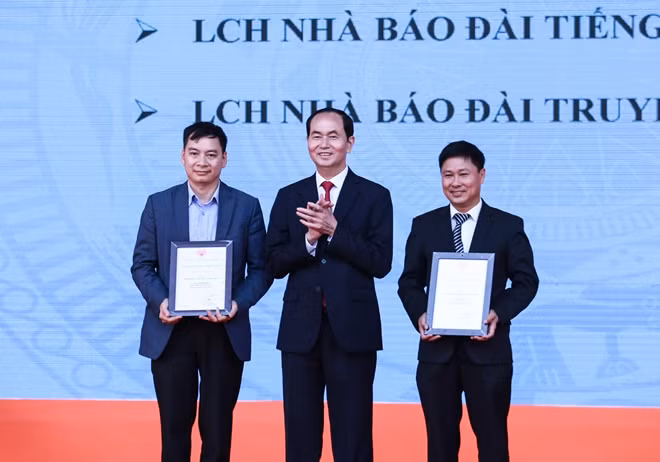 Chủ tịch nước Trần Đại Quang trao giải Đặc biệt cho các cơ quan báo chí có gian trưng bày ấn tượng, đặc sắc.