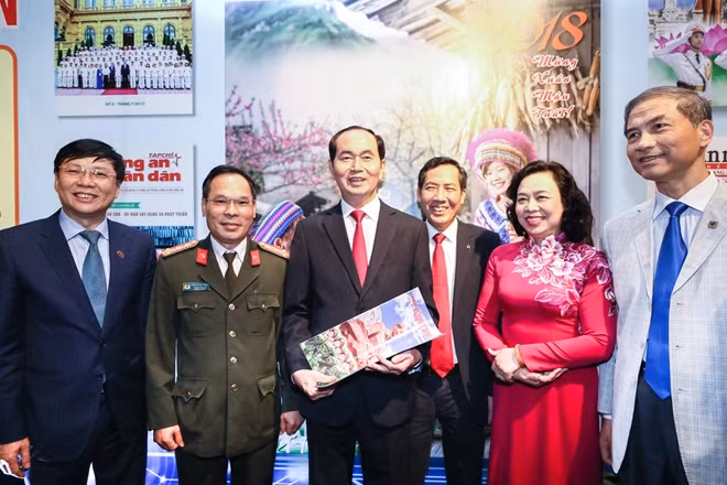 Chủ tịch nước Trần Đại Quang cùng các đại biểu tham quan khu trưng bày của Báo CAND.