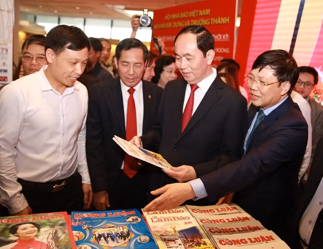 Chủ tịch nước Trần Đại Quang tham quan một gian trưng bày báo chí tại Hội báo Toàn quốc 2018.