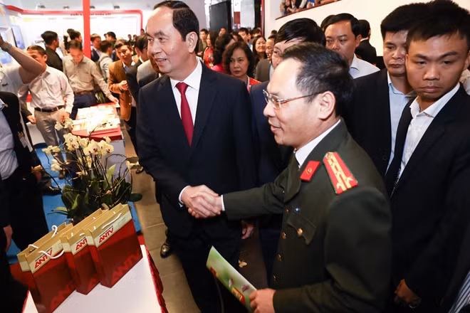 Đại tá Trần Thanh Phong, Phó Tổng Biên tập Báo CAND giới thiệu tới Chủ tịch nước Trần Đại Quang về các ấn phẩm báo chí của lực lượng CAND.