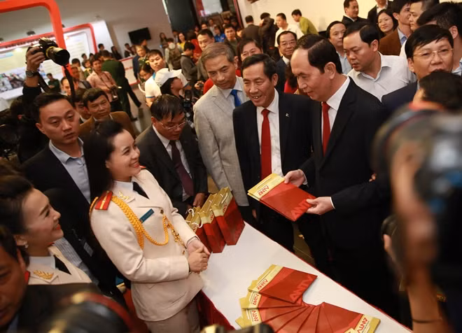 Chủ tịch nước Trần Đại Quang trò chuyện cùng các cán bộ báo chí lực lượng CAND.