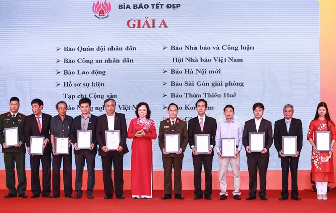 Đại tá Trần Thanh Phong, Phó Tổng Biên tập, đại diện Báo CAND nhận giải A hạng mục bìa báo Tết đẹp.