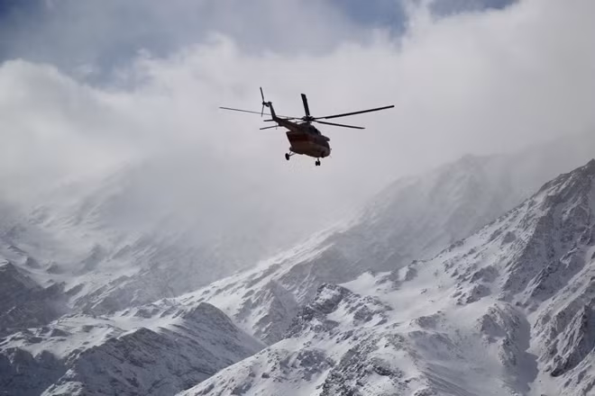 Một chiếc trực thăng Iran trên đường cứu hộ. Ảnh: Reuters