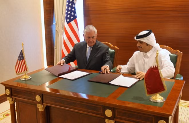 Ngoại trưởng Mỹ Rex Tillerson và người đồng cấp Qatar Sheikh Mohammed bin Abdulrahman al-Thani ký thỏa thuận chống tài trợ khủng bố. Ảnh: Reuters