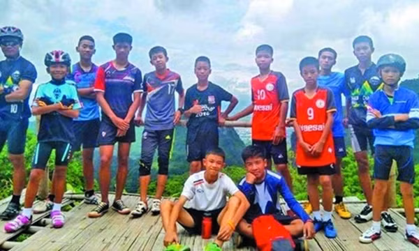 12 thành viên đội bóng nhí của Thái Lan cùng huấn luyện viên. Ảnh: Guardian