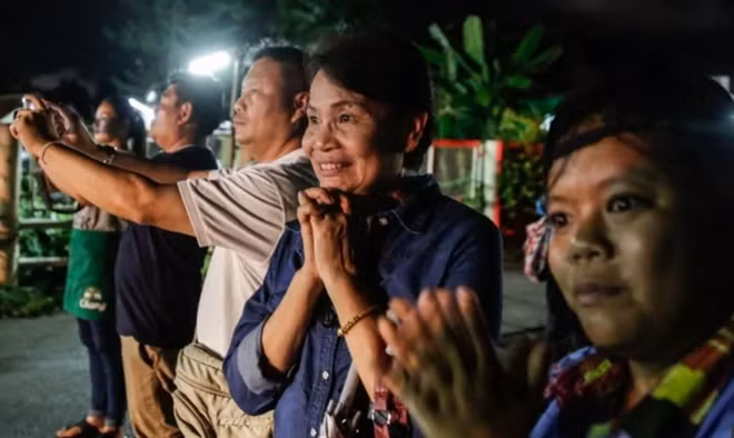 Ánh mắt mong ngóng bên ngoài hang Tham Luang khi các em chuẩn bị được giải cứu. Ảnh: Reuters