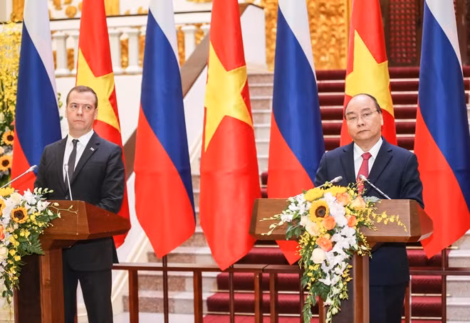 Thủ tướng Nguyễn Xuân Phúc và Thủ tướng Nga Dmitry Medvedev tại họp báo chung.