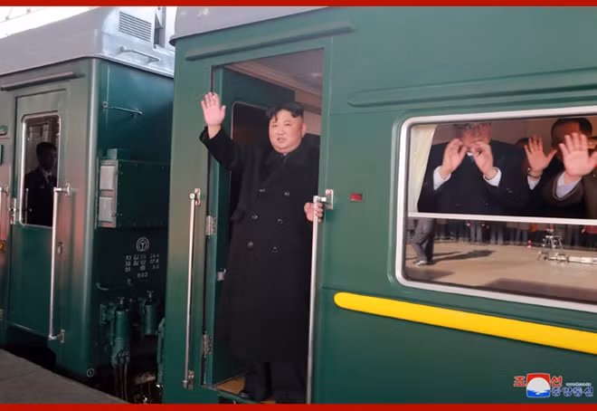 Sáng sớm nay (24-2), Hãng thông tấn Trung ương Triều Tiên (KCNA) thông báo Chủ tịch Kim Jong-un đã khởi hành bằng tàu hoả tới Việt Nam từ chiều 23-2. KCNA cũng đăng tải hình ảnh cho thấy ông Kim vẫy tay chào ở nhà ga Bình Nhưỡng.