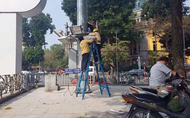 Công tác chuẩn bị cho sự kiện lớn này được triển khai tỉ mỉ trên từng con phố, xung quanh khu vực hồ Hoàn Kiếm (quận Hoàn Kiếm, Hà Nội). Các công nhân đang tiếp tục trang trí cột đèn cũng như lau dọn từng bóng đèn đường.