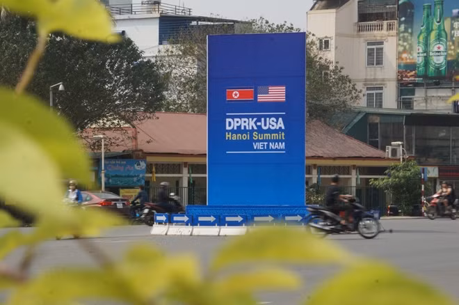 Nhiều tuyến đường Hà Nội đã được lắp đặt các tấm biển lớn chào đón cuộc gặp thượng đỉnh giữa Tổng thống Mỹ Trump và nhà lãnh đạo Kim Jong-un.