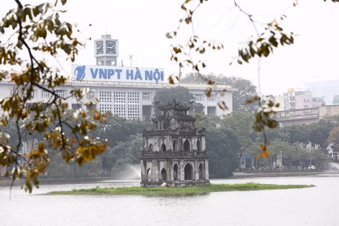 2018: Hồ Hoàn Kiếm, với Tháp Rùa, hiên ngang giữa lòng Thủ đô. Đây là một trong những biểu tượng nổi tiếng nhất của Hà Nội.