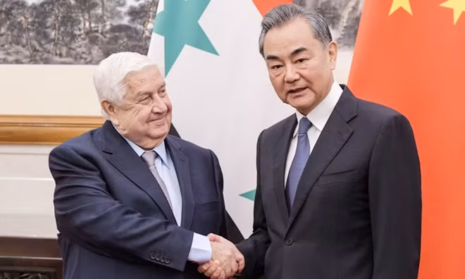 Ngoại trưởng Syria Walid Muallem và người đồng cấp Trung Quốc Vương Nghị. Ảnh: Reuters