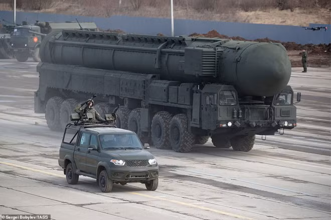 Năm nay, theo TASS, Nga sẽ lần đầu công bố mẫu xe bán tải UAZ Patriot (trái) gắn súng máy Kord tại duyệt binh mừng Ngày Chiến thắng. Mẫu xe này ra đời sau khi các binh sĩ Nga ở Syria đề nghị được cung cấp một phương tiện cơ động cao phục vụ các nhiệm vụ tuần tra. Năm nay, theo TASS, Nga sẽ lần đầu công bố mẫu xe bán tải UAZ Patriot (trái) gắn súng máy Kord tại duyệt binh mừng Ngày Chiến thắng. Mẫu xe này ra đời sau khi các binh sĩ Nga ở Syria đề nghị được cung cấp một phương tiện cơ động cao phục vụ các nhiệm vụ tuần tra.