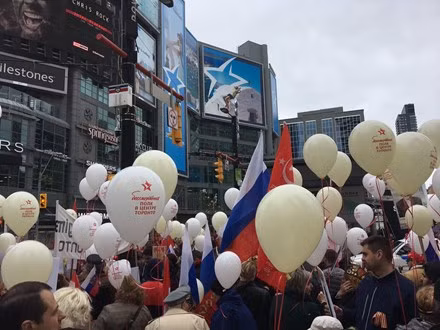 Tại Toronto (Canada), có tới hơn 6.000 người đã xuống đường tham gia lễ diễu hành “Trung đoàn Bất tử” bất chấp trời mưa. Ảnh: Twitter