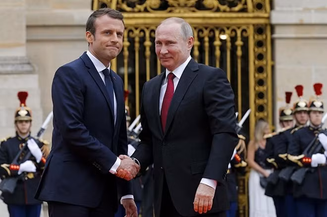 Tổng thống Nga Vladimir Putin (P) và người đồng cấp Pháp Emmanuel Macron. Ảnh: RT