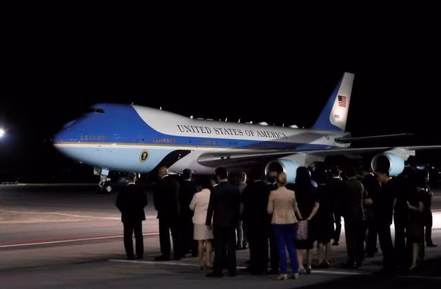 Chuyên cơ chở ông Trump hạ cánh ở Singapore. Ảnh: Reuters