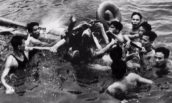 Sau 22 phi vụ trót lọt, máy bay của McCain đã bị phòng không Việt Nam bắn rơi vào năm 1967, McCain thoát chết và nhảy dù xuống hồ Trúc Bạch ở Hà Nội. Ông ta sau đó được lực lượng bộ đội và Công an Việt Nam cứu sống, chăm sóc y tế và đưa vào nhà giam. Trong ảnh là khoảnh khắc McCain được đưa vào bờ từ hồ Trúc Bạch.