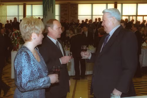 Tổng thống Putin cùng người tiền nhiệm Boris Yeltsin tại bữa tiệc ăn mừng trong Điện Kremlin ngày 7-5-2000.
