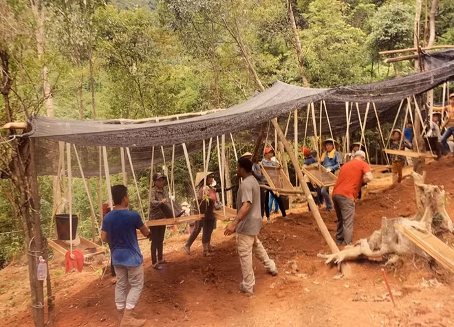 Chuyên gia hai nước trong một nhiệm vụ khai quật hài cốt quân nhân Hoa Kỳ ở Việt Nam.