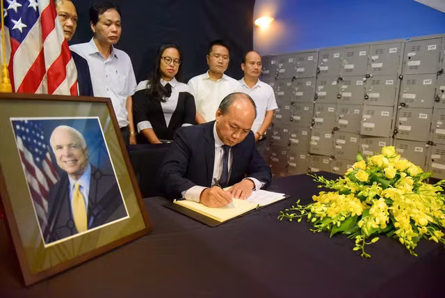Tại đây, rất nhiều người cũng đã tới để chia sẻ với gia đình ông McCain và người dân Mỹ về sự mất mát to lớn. Ảnh: DT