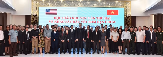 Đại biểu tham dự hội thảo về những cách làm hiệu quả nhất trong Khảo sát Dấu vết Bom đạn chùm (CMRS) chụp ảnh chung. Ảnh: DSQ Mỹ