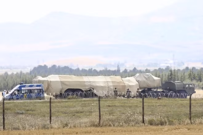 Các bộ phận tên lửa S-400 được bọc kín sau khi chuyển khỏi máy bay ở Ankara. Ảnh: Hurryet