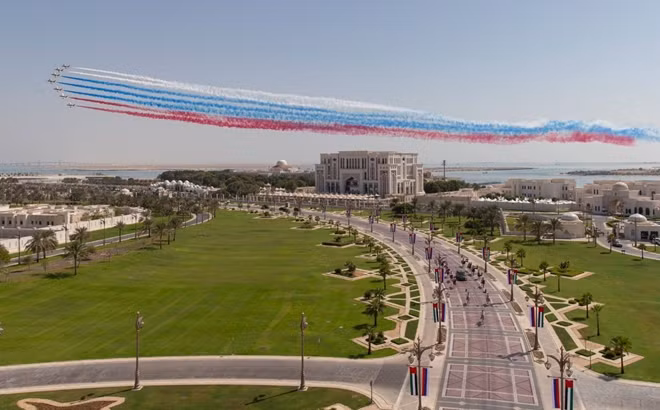 Đoàn xe của Tổng thống Nga tiến vào cung điện hoàng gia UAE. Ảnh: Twitter