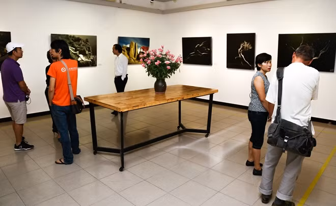 Triển lãm chuyên đề “Ảnh nude nghệ thuật” do Cục Mỹ thuật, Nhiếp ảnh và Triển lãm (Bộ VH-TT&DL) tổ chức ở Hà Nội từ ngày 20 đến 27-7 là lần đầu tiên một triển lãm tương tự được tổ chức mà không bị gắn mác 18+ tại Hà Nội. Sáng 21-7, bất chấp trời mưa gió, rất đông người yêu nghệ thuật Thủ đô đã tới thưởng lãm những bức ảnh tại triển lãm.