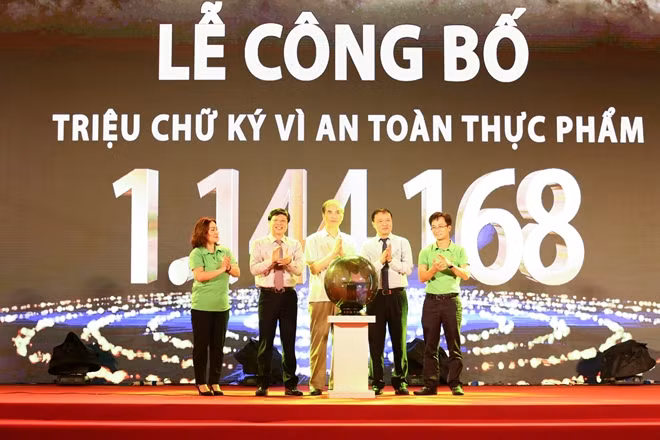 Các đại biểu bấm nút công bố Triệu chữ ký vì an toàn thực phẩm.